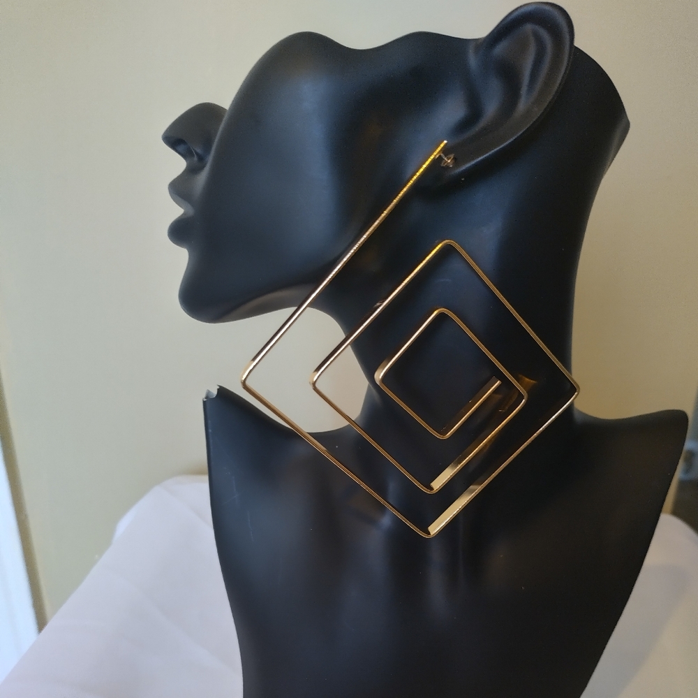 Geometric spiral stud earrings
